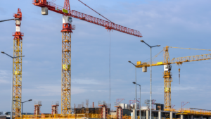 plusieurs grues sur un chantier dangers et risques accrus sur le site18 mars 2025