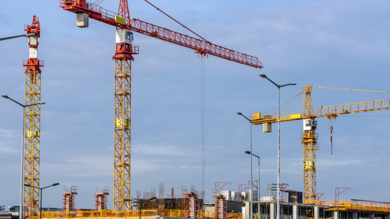 plusieurs grues sur un chantier dangers et risques accrus sur le site18 mars 2025
